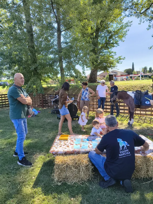 Famiglie e bambini partecipano alle attività di Equipe Narcisa nel parco