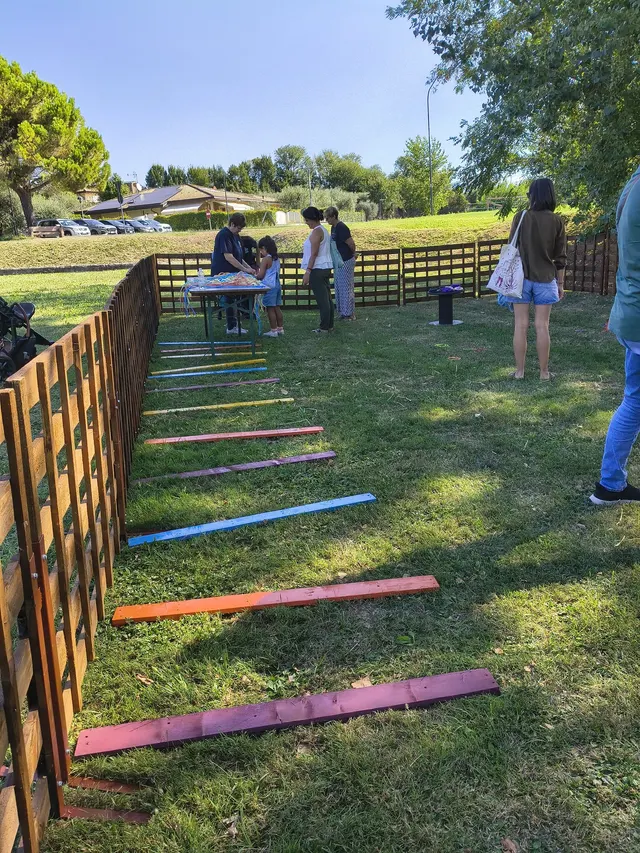 Bambini e famiglie partecipano al laboratorio creativo nel parco