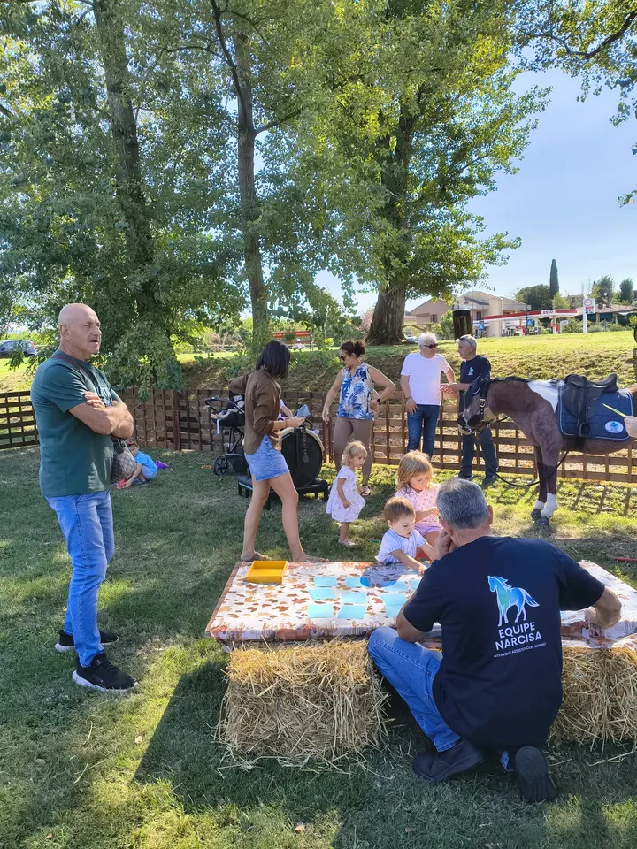 Famiglie e bambini partecipano alle attività di Equipe Narcisa nel parco