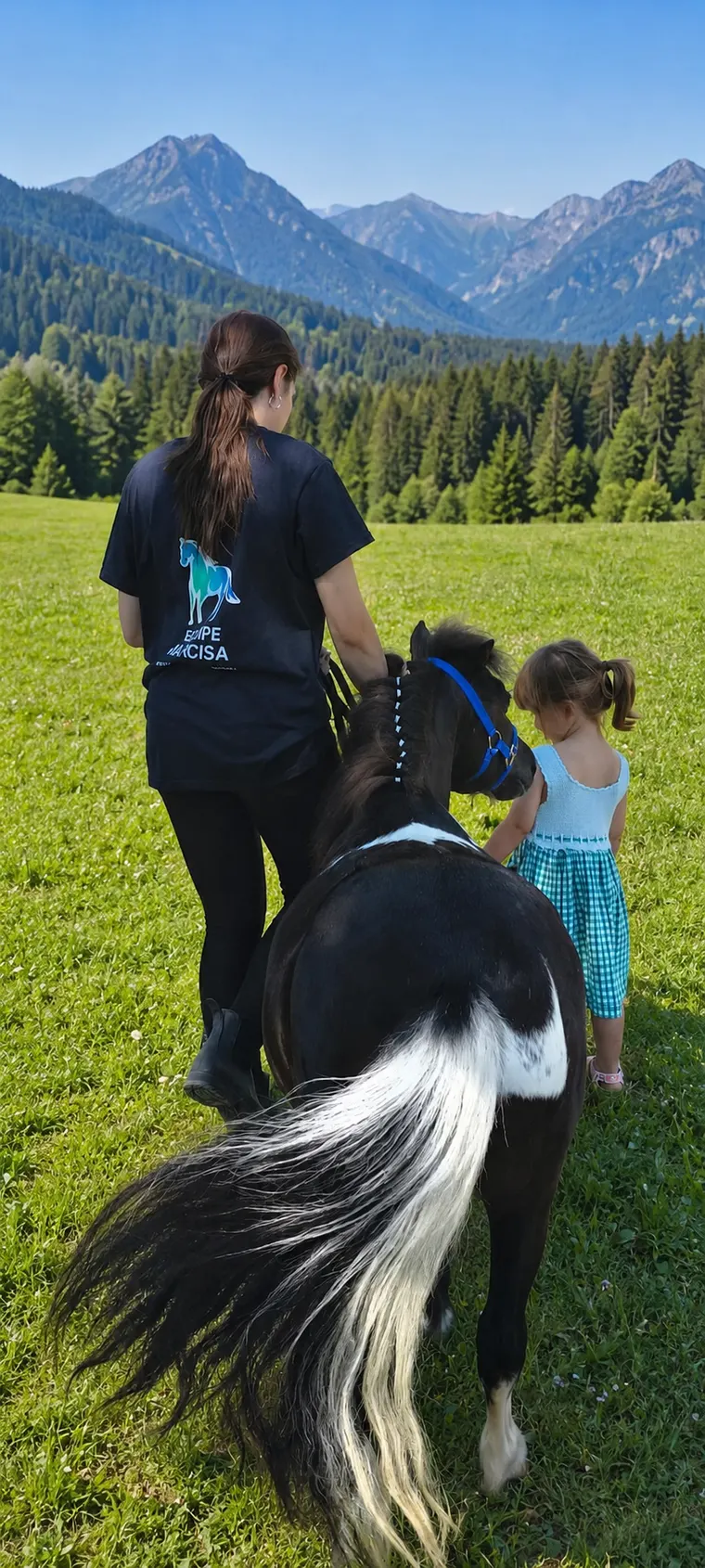 Una ragazza cammina serenamente accanto a un pony all’aperto